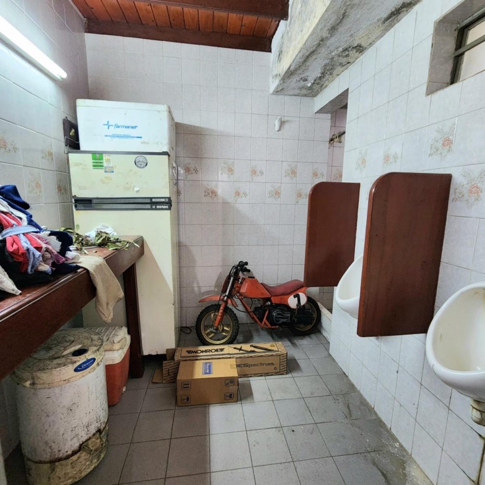 CUATRO INMUEBLES JUNTOS. CASA EN ESQUINA, GALPON CON DEPTO Y CASA DE TRES DORMITORIOS